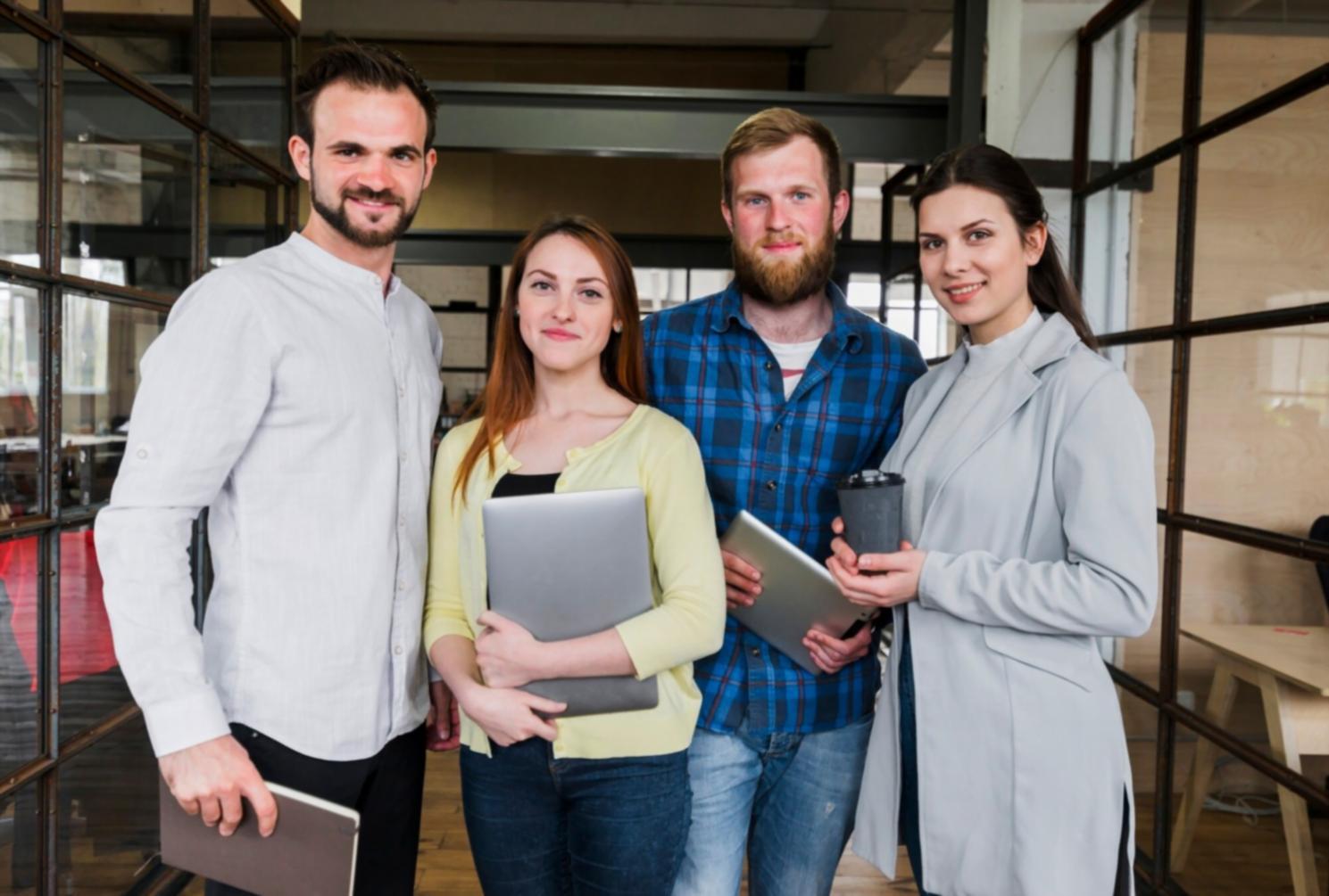 Équipe thalorivanqu travaillant sur des stratégies financières innovantes